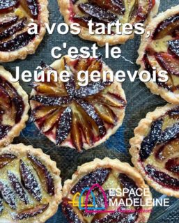 à vos tartes, c'est le Jeûne genevois
Le premier jeûne connu à Genève remonte à 1567, à l'occasion d'une répression contre les huguenots lyonnais, et ce après la mort de Jean Calvin. 
En raison du jeûne, les repas étant réduits au minimum, les auberges restaient le plus souvent fermées. Pour que les femmes et les domestiques puissent participer au culte, des tartes étaient préparées et cuites la veille pour remplacer le repas. C'est ainsi que naquit la tradition de la tarte aux pruneaux, initialement la seule collation de la journée, avant de devenir bien souvent le point d'orgue d'un repas. 
#jeûne #jeûnegenevois #espacemadeleine #egliseouverte #citychurch #offenekirche #templedelamadeleine #geneve #temple #œcuménique #protestant #reformée #epggeneve #spiritualité  #genfreformiert  #musique #concert @espacemadeleine @epg_geneve