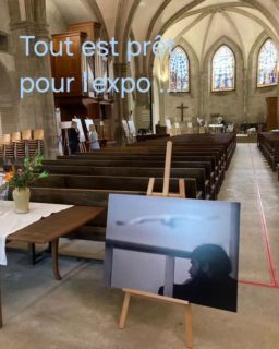 Le Mont Athos en dessins et en photographies
Un regard spirituel et artistique sur la Sainte Montagne
Du 7 septembre au 5 octobre au Temple de la Madeleine
Du mardi au samedi de 12 à 17 heures.
Après plus de cinquante expéditions menées sur près de vingt ans, cette exposition exceptionnelle réunit les œuvres graphiques et photographiques d’Andrey Yanev et de son compagnon de route Miroslav Dachey, témoins et interprètes sensibles du Mont Athos.
« Le Mont Athos en dessins et en photographies » n’a pas pour seule ambition de représenter ce haut lieu du monachisme orthodoxe, mais de proposer une véritable immersion intérieure. Les œuvres présentées — portraits, paysages, scènes de vie monastique — sont traversées par la lumière du silence, de la prière et du temps liturgique.
Ce projet artistique se veut à la fois témoignage et expérience spirituelle, une cartographie visuelle née de pèlerinages, d’échanges et de contemplation.
Chaque image devient passage, non pas vers un territoire géographique, mais vers un espace sacré : le Mont Athos tel qu’il se révèle à ceux qui le cherchent au-delà de sa surface visible.
L’exposition a déjà été accueillie dans de nombreuses villes en Bulgarie et en Europe et est présentée à Genève grâce à l’initiative de la Paroisse bulgare orthodoxe de Genève.
#montathos #dessins #photographies #paroisseorthodoxebulgare #andreyyanev #miroslavdachev #cssc #egliseouverte #citychurch #offenekirche #espacemadeleine #templedelamadeleine #œcuménique #protestant #reformée #epg_geneve #spiritualité  #genfreformiert